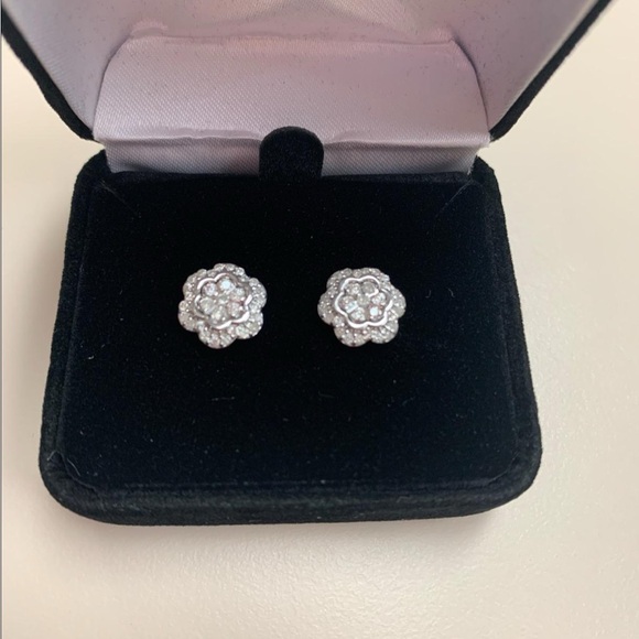 14k Diamond Clover Stud Earrings Floral Cluster - Picture 7 of 8